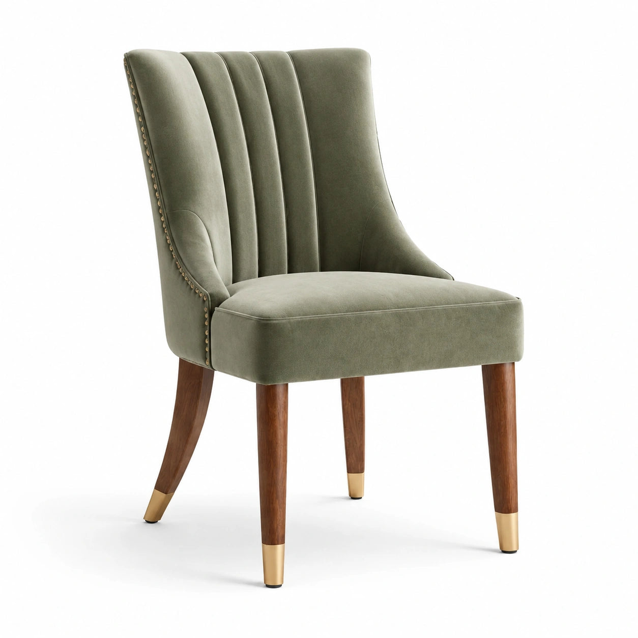 Chaise en velours vert avec pieds en bois et embouts métalliques